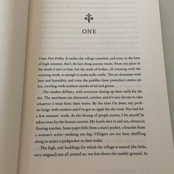 Hardcover Red Queen By Victoria Aveyard hardback book YA Fantasy Hardback books - Picture 9 of 9